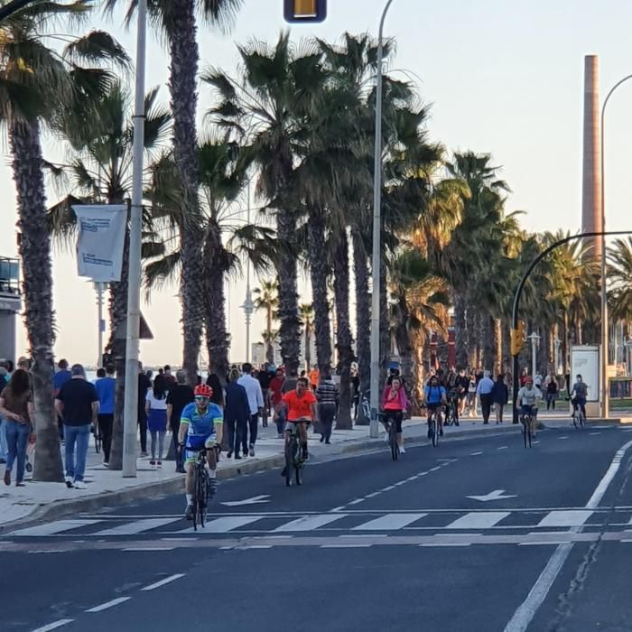 El Paseo Marítimo Antonio Machado se llenó en la tarde del sábado de gente.