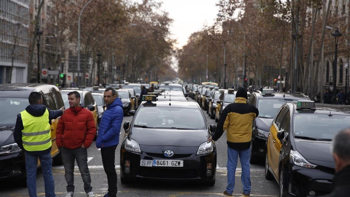 Los taxistas ya han ocupado la Gran Via de Barcelona.