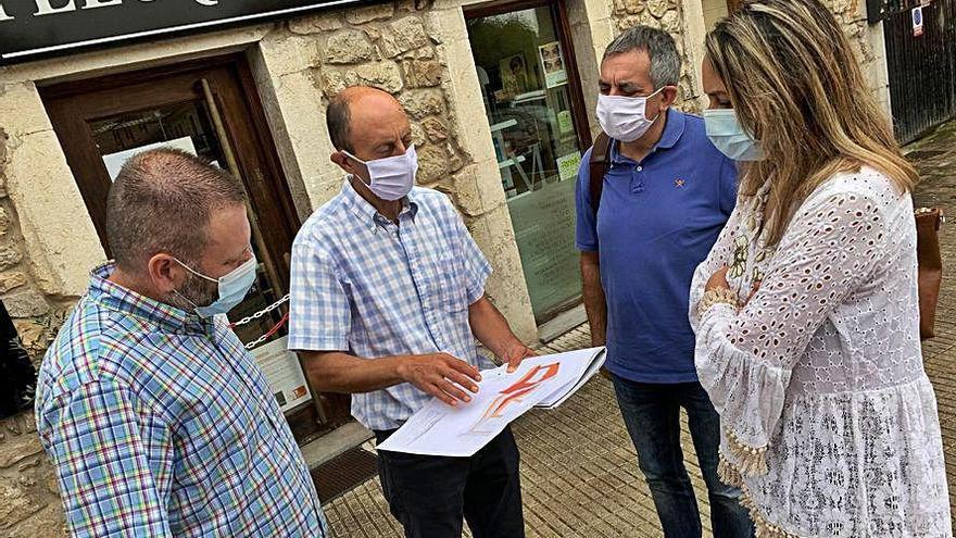 Un técnico enseña planos al Alcalde, el director de Administración Local y la consejera de Presidencia, ayer, en Benia.