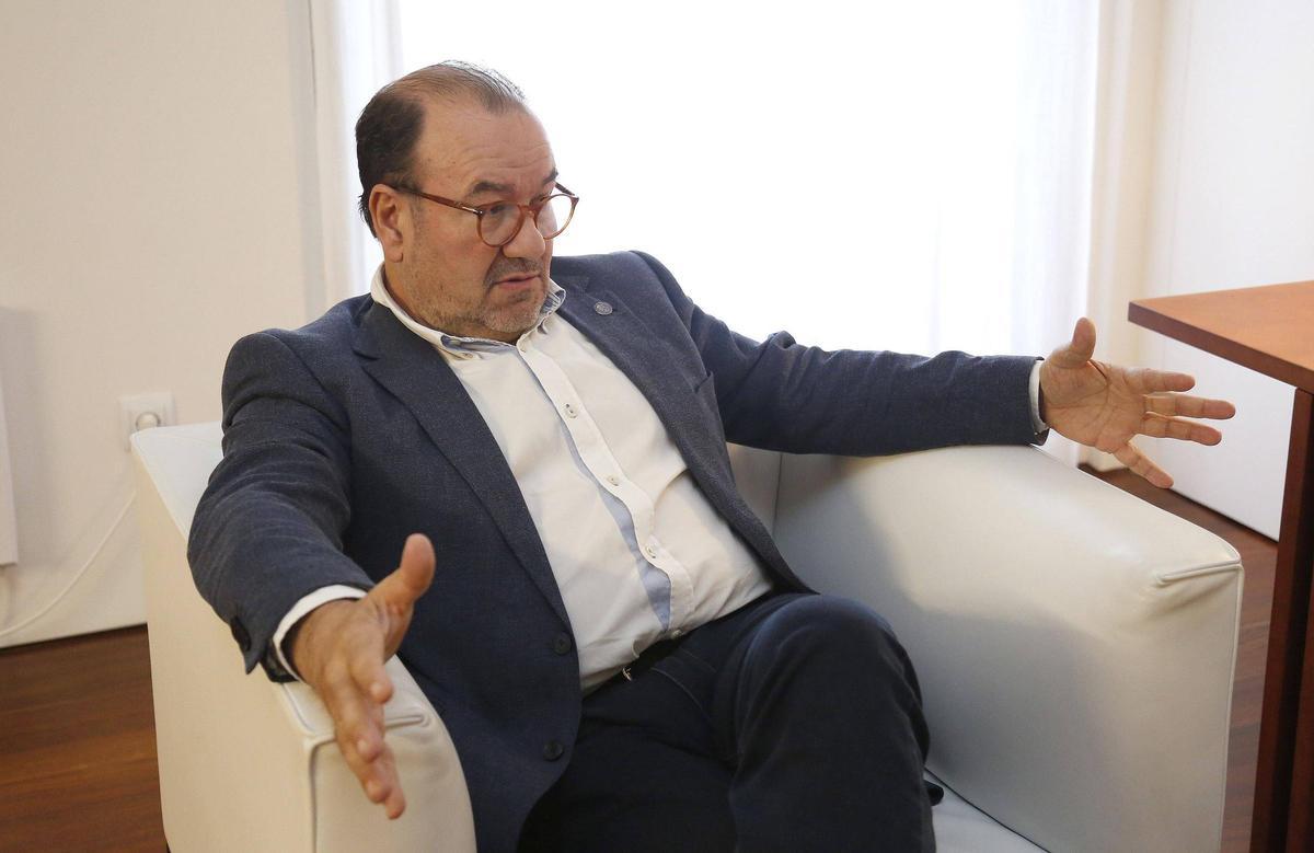 Antonio López, nun momento da entrevista, este luns na sede do Reitorado da USC