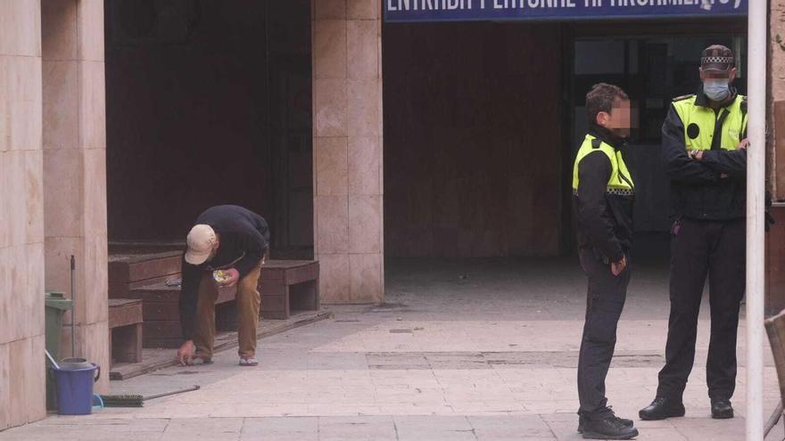 La Policía Local ya puede multar con 750 euros por dormir en la calle en Alicante