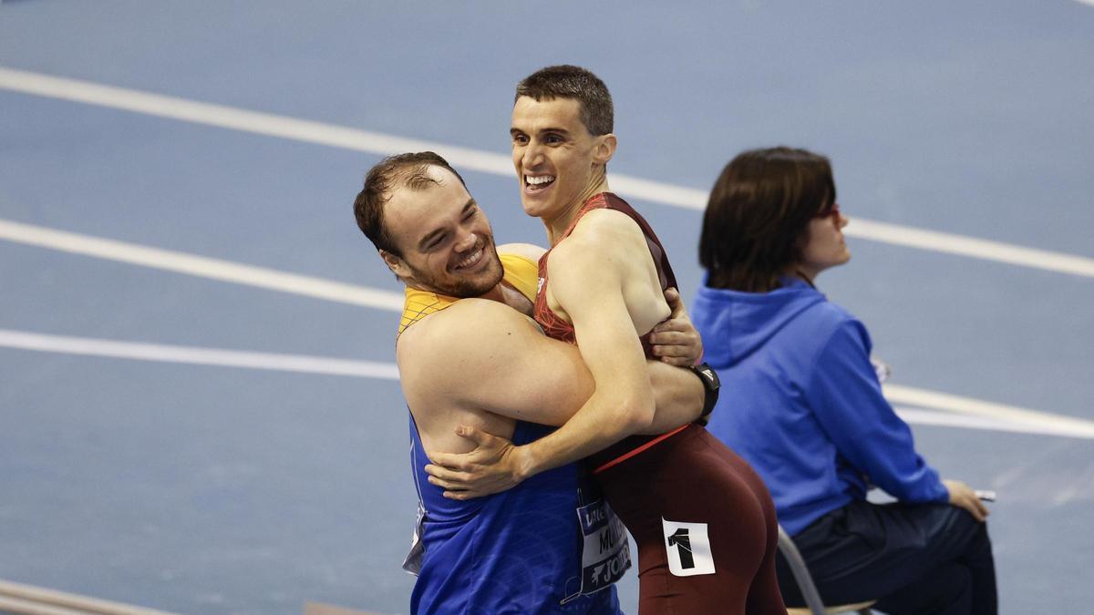El lanzador de peso de San Javier André Müller felicita a Mariano García tras el triunfo del atleta de Cuevas de Reyllo