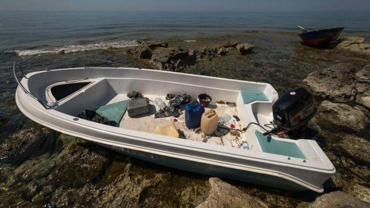 Una patera abandonada en Formentera en una imagen de archivo.