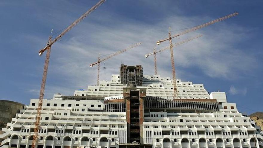 Fotografía de archivo (13/12/2005) del hotel Algarrobico, construido en el Cabo de Gata, en Carboneras (Almería).