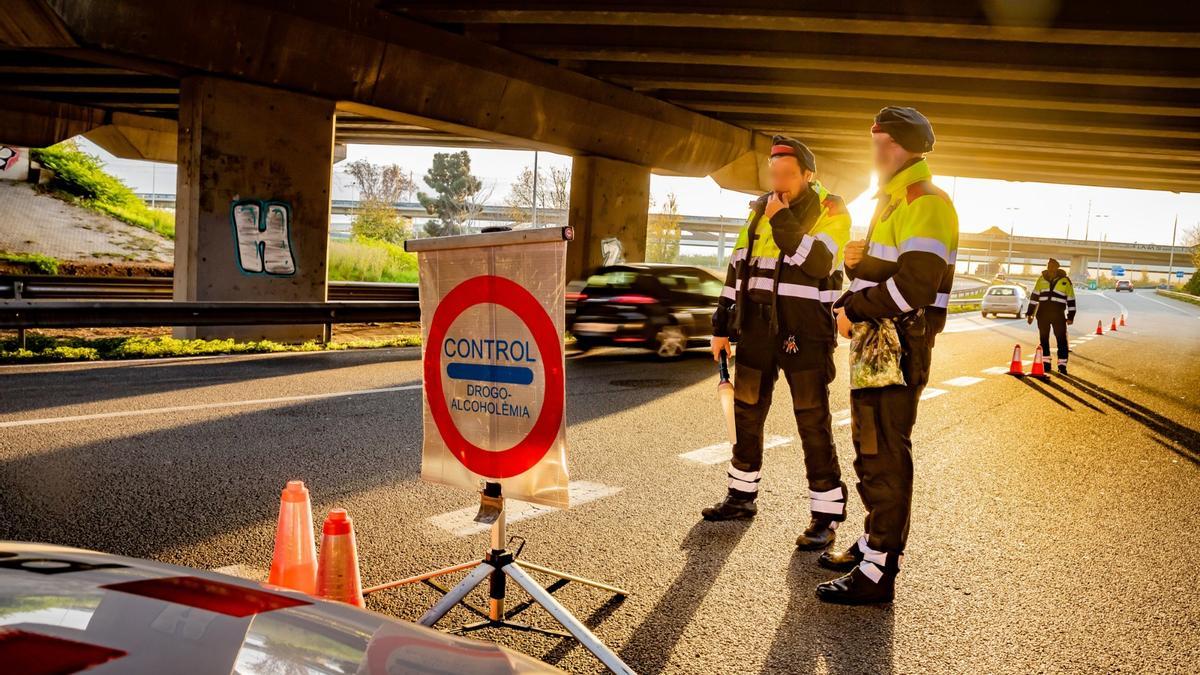 Un control de los Mossos en una carretera catalana