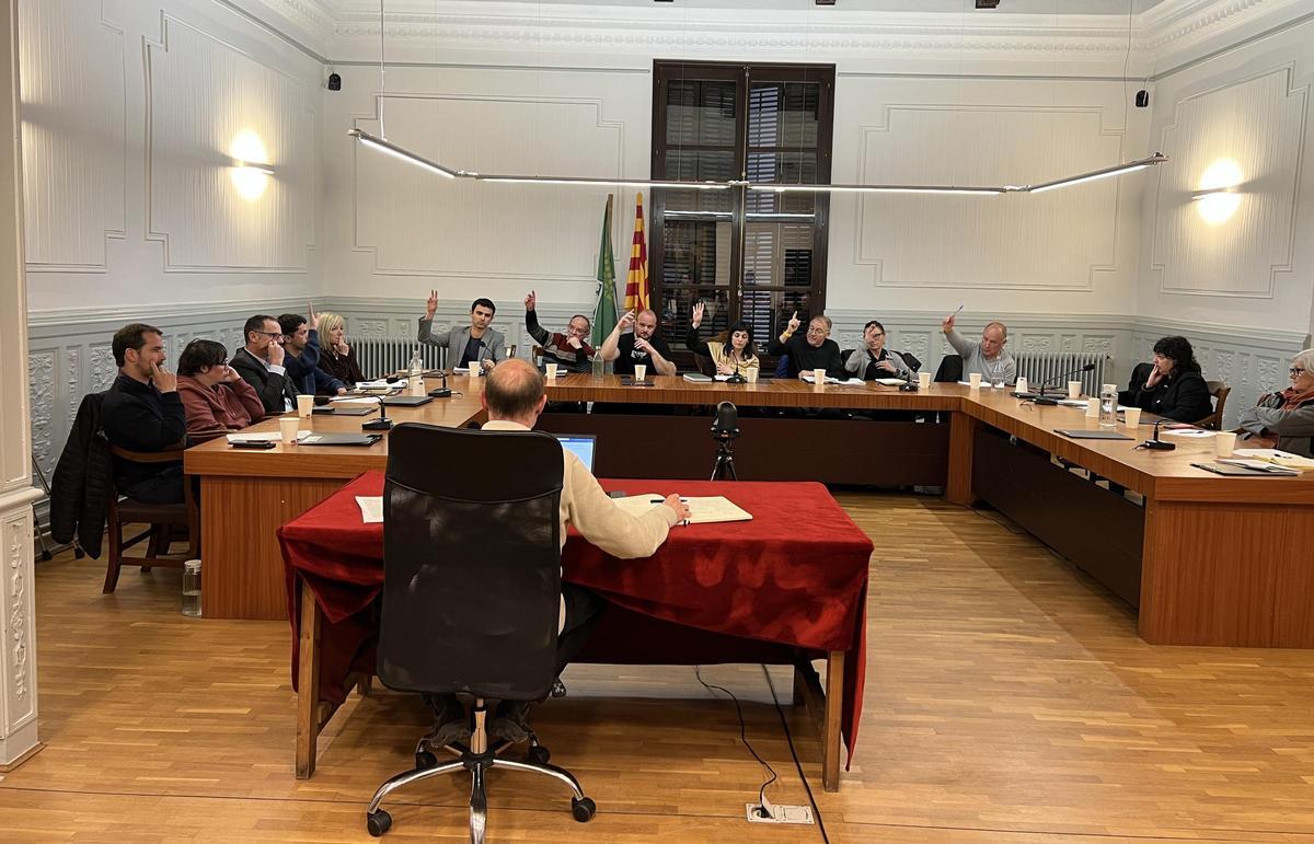 Moment de la votació del punt sobre la Nau del Pla al ple de Ripoll