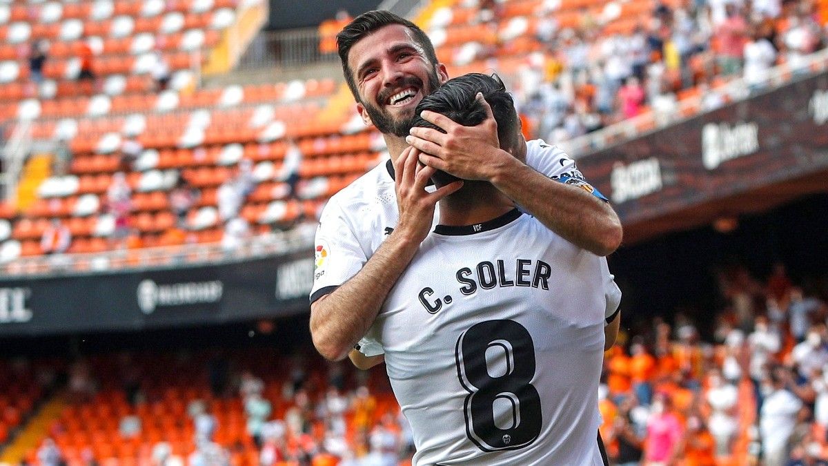 José Luis Gayà y Carlos Soler celebran un gol en Mestalla