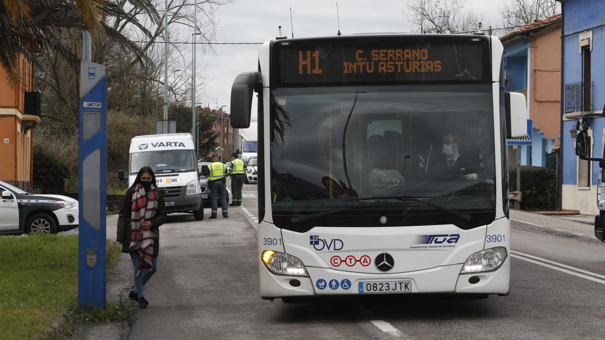 Un autobús urbano en Oviedo.