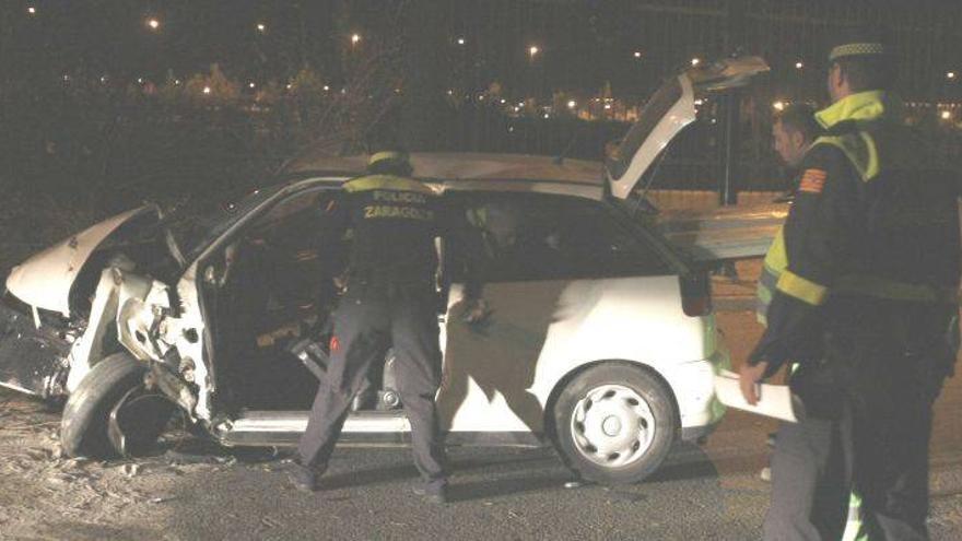 Cinco heridos, uno de ellos muy grave, al chocar su coche contra un árbol