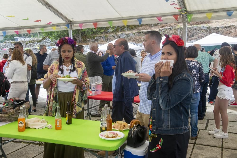 Avión festeja a sus emigrantes mexicanos - Comida "pica tantito, banderitas de papel picado y coronas de flores para las mujeres.