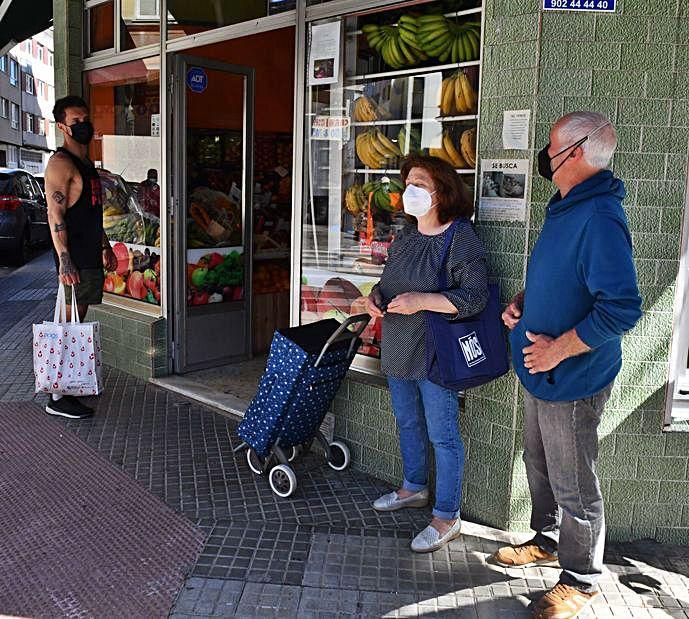Vecinos hacen la compra en la zona. | // VÍCTOR ECHAVE