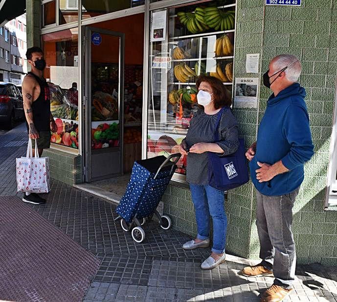 Vecinos hacen la compra en la zona.  | // VÍCTOR ECHAVE