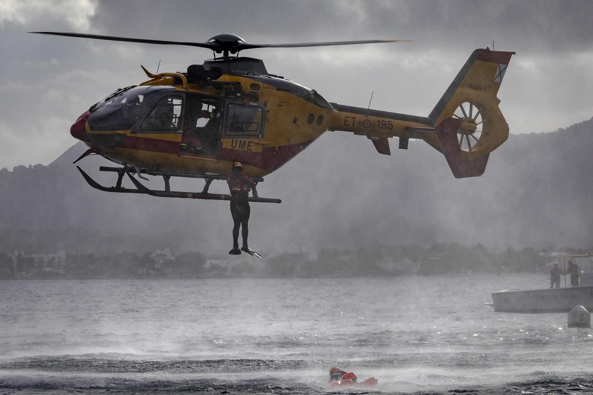 Helicópteros militares del Ejército de tierra realizan prácticas de rescate en Pollença.