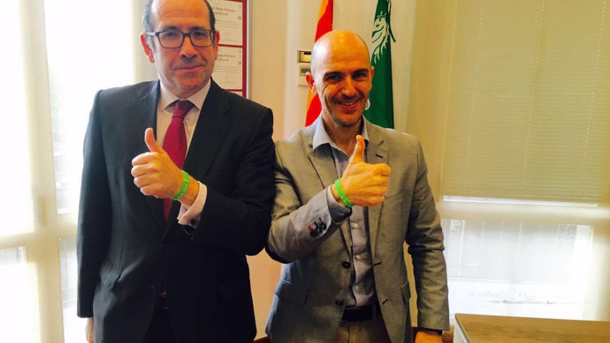 Jaume Cané, Consejero Delegado de Freudenberg España, S.A. y Sergi Mingote, con las pulseras verdes solidarias del equipo