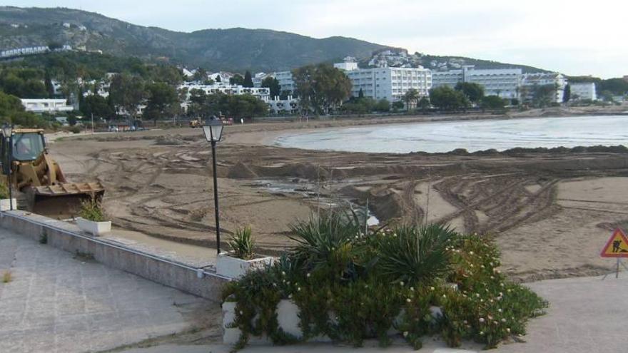 Alcalà pone a punto la playa de Las Fuentes