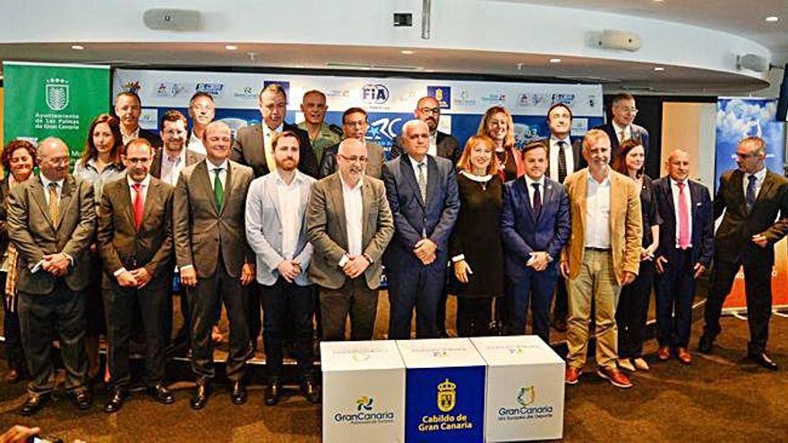 Autoridades políticas, empresariales y de la organización del Rally Islas Canarias, ayer, durante el acto de presentación en el AC Hotel Gran Canaria.