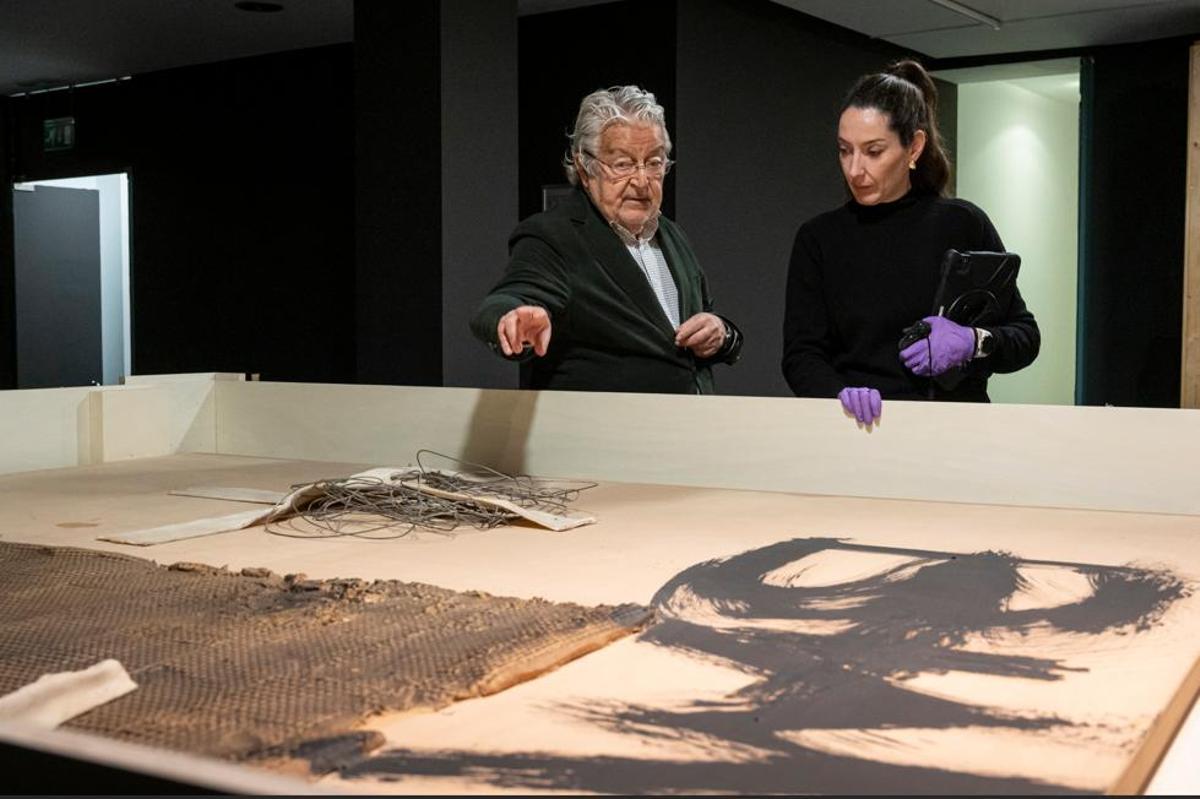 Las obras de Tapies ya están en la Fundación Bancaja