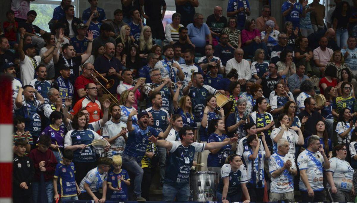 La afición de O Gatañal animando este domingo al Frigoríficos. | GONZALO NÚÑEZ