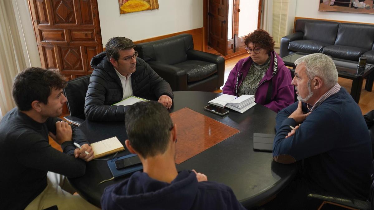 Reunión del alcalde y el regidor de Deportes con uno de los clubes.