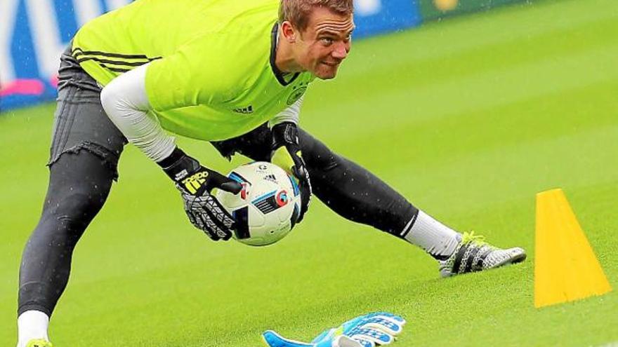 El porter alemany Manuel Neuer, en l&#039;entrenament d&#039;ahir