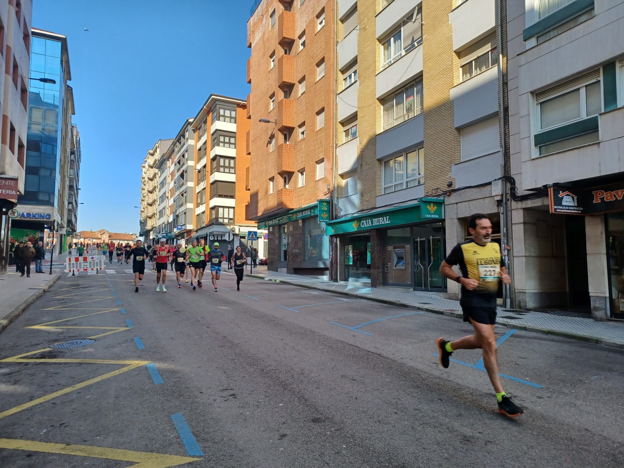 Todas las imágenes de la  XXXIII Media Maratón de Siero: así fue la gran prueba con salida en la Pola