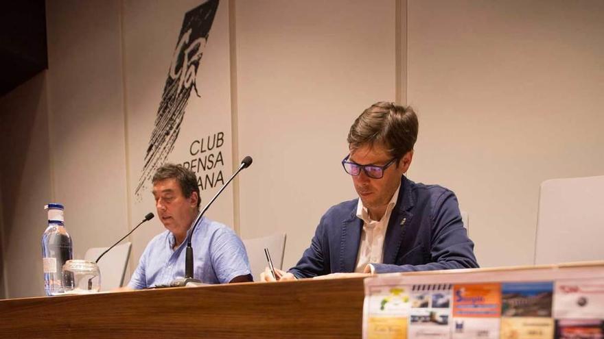 Víctor Manuel Fernández e Ignacio Escribano, ayer, en el Club Prensa Asturiana.