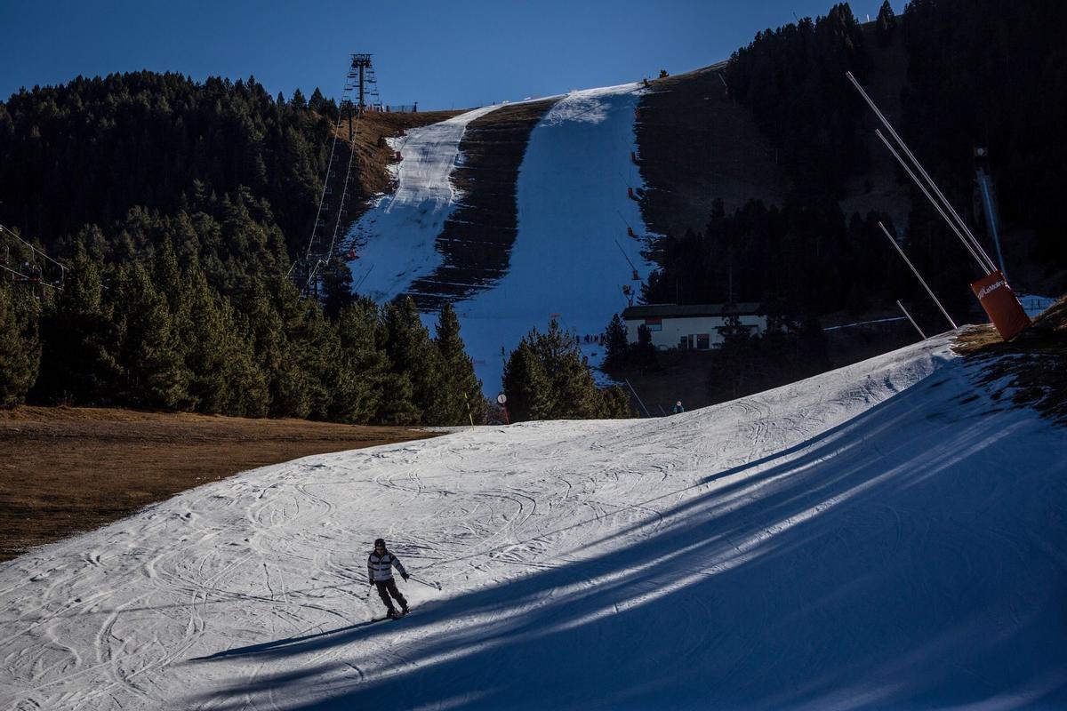 El aumento de las temperaturas significa que la gran mayoría de las estaciones de esquí del mundo ya dependen de la nieve artificial para aumentar la capa de nieve y prolongar la temporada, pero una racha récord de clima templado a fines de diciembre significa que incluso la nieve artificial ya no es posible en algunas áreas como en La Molina