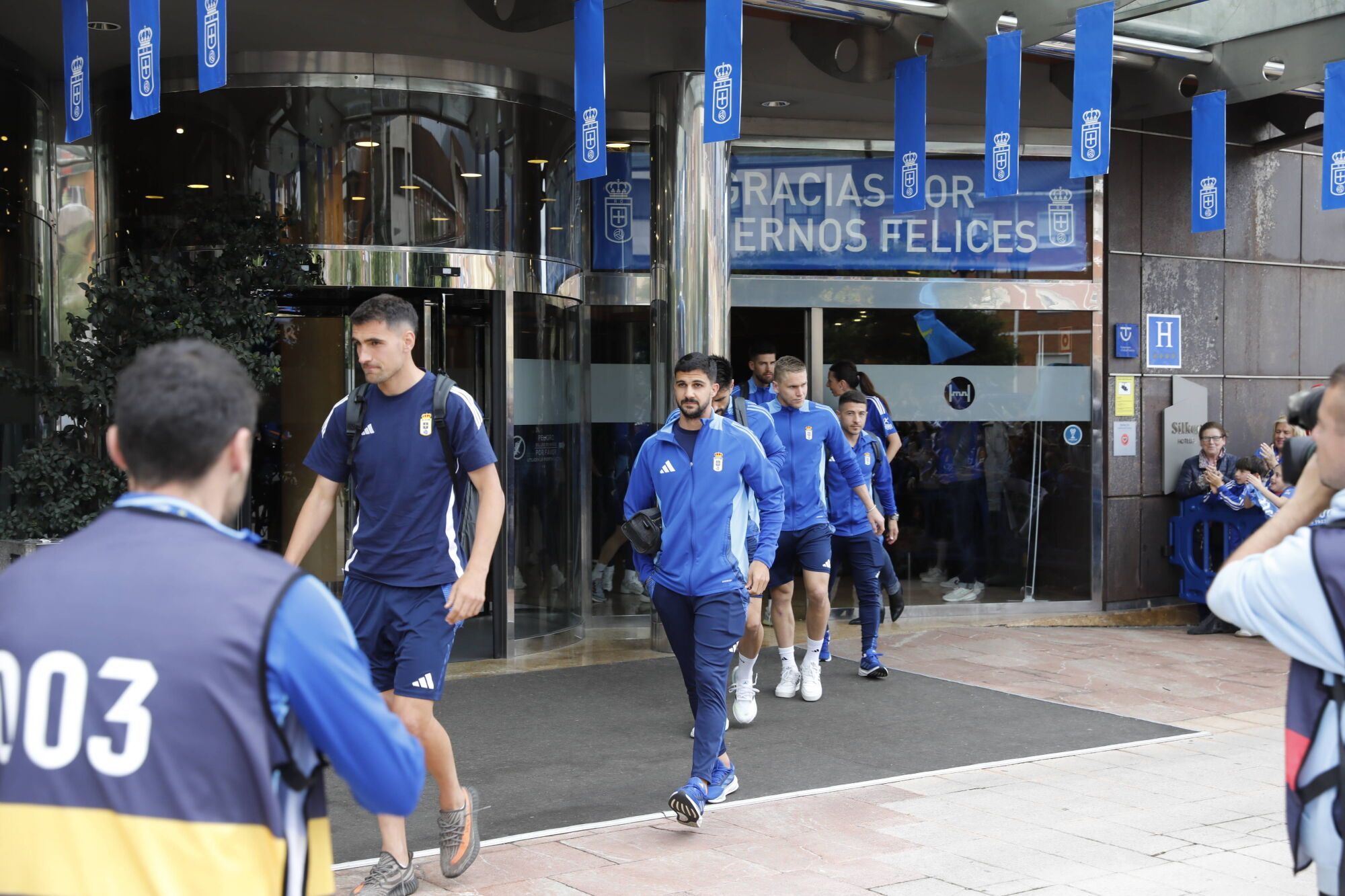 Así fue el recibimiento de la afición al Real Oviedo y toda la previa del último partido de la temporada