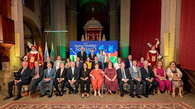 Premiados y representantes del Ayuntamiento en el acto de Honores y Distinciones de Gáldar de 2026.