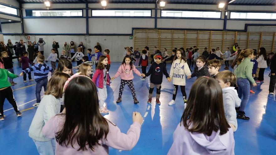 Alumnado del colegio Gesta, durante la coreografía incluida en el programa del encuentro del proyecto Erasmus+.