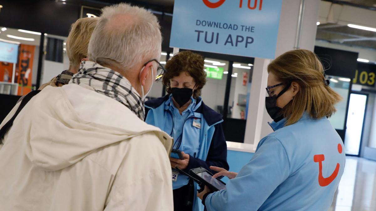 Touristen kommen am Flughafen von Palma de Mallorca an.