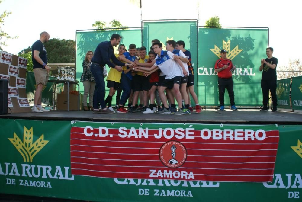 Los jugadores recogen sus medallas y trofeos.