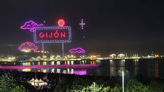 Miles de personas disfrutan del show de los drones en Gijón: "Año tras año se superan"