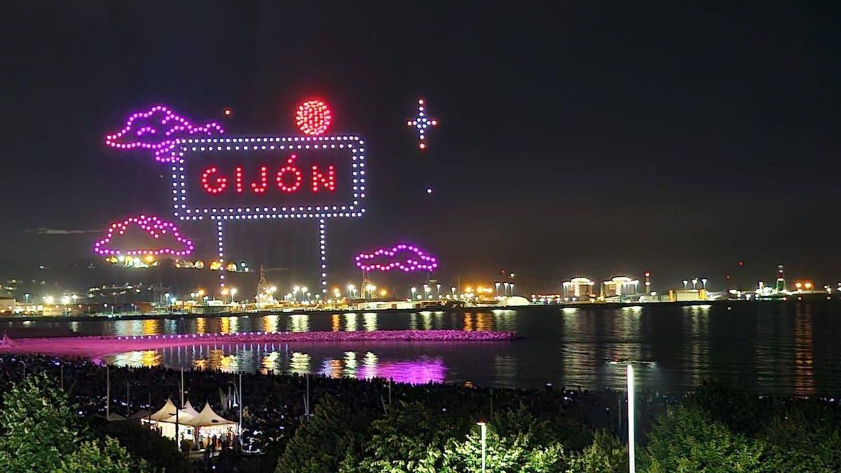 Gijón se entrega a la noche de los drones en la playa de Poniente: "El show ha sido precioso"