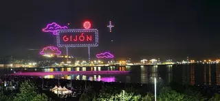 Gijón se entrega a la noche de los drones en la playa de Poniente: "El show ha sido precioso"