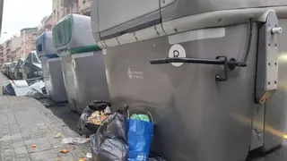 Agents de paisà controlen a Manresa qui tira bosses de deixalles a terra