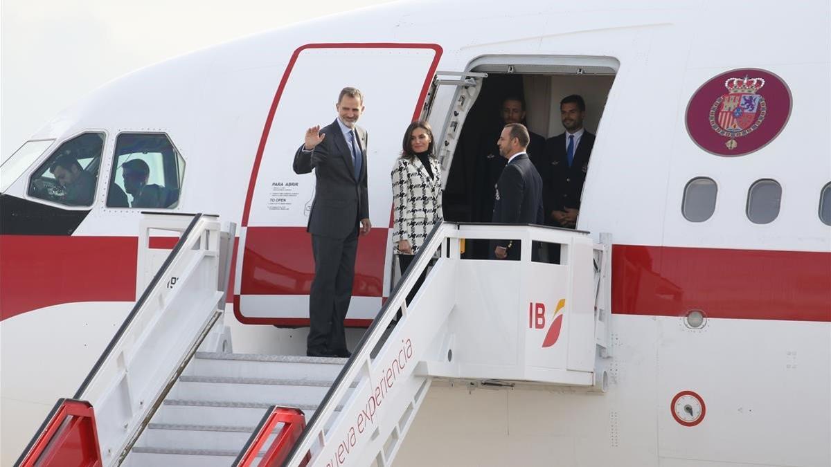 Los reyes Felipe y Letizia, este lunes, en el aeropuerto Adolfo Suárez Madrid-Madrid.