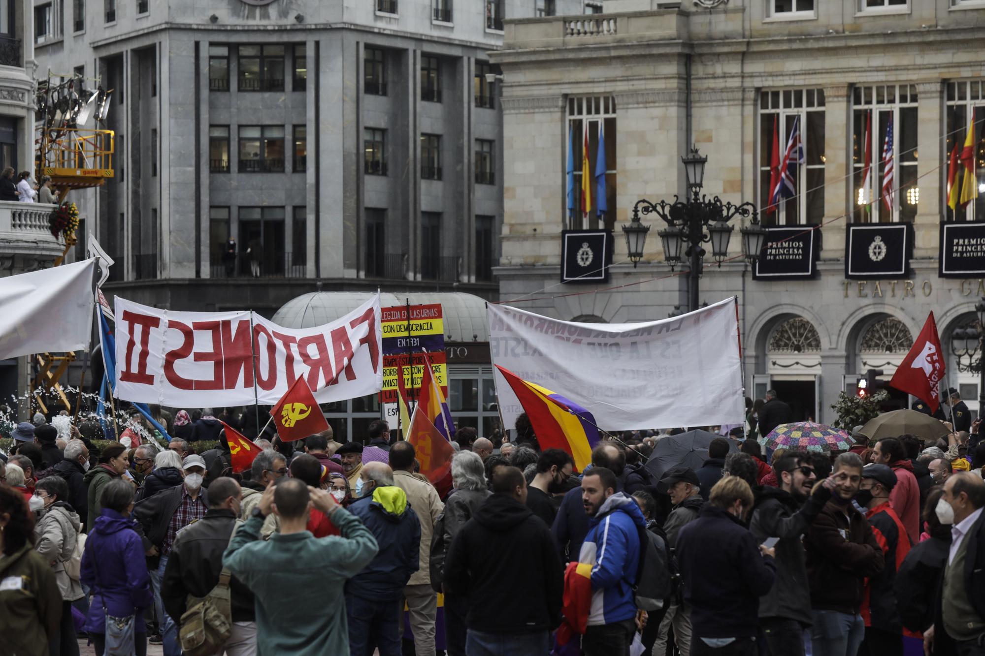 Ambiente en el entorno del Campoamor: republicanos, antisatánicos y muchos aplausos y vítores a Familia Real y premiados