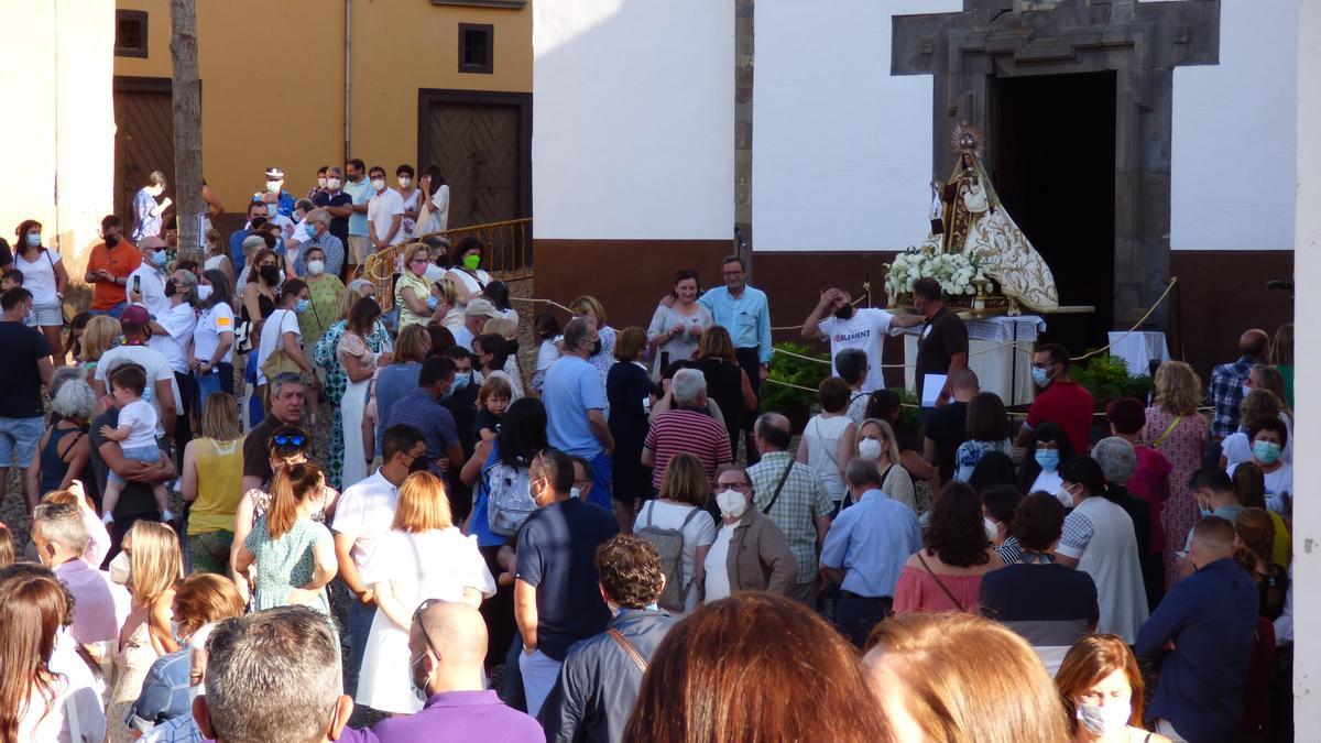 Fieles ven salir a la Virgen de su capilla, en Cangas del Narcea.