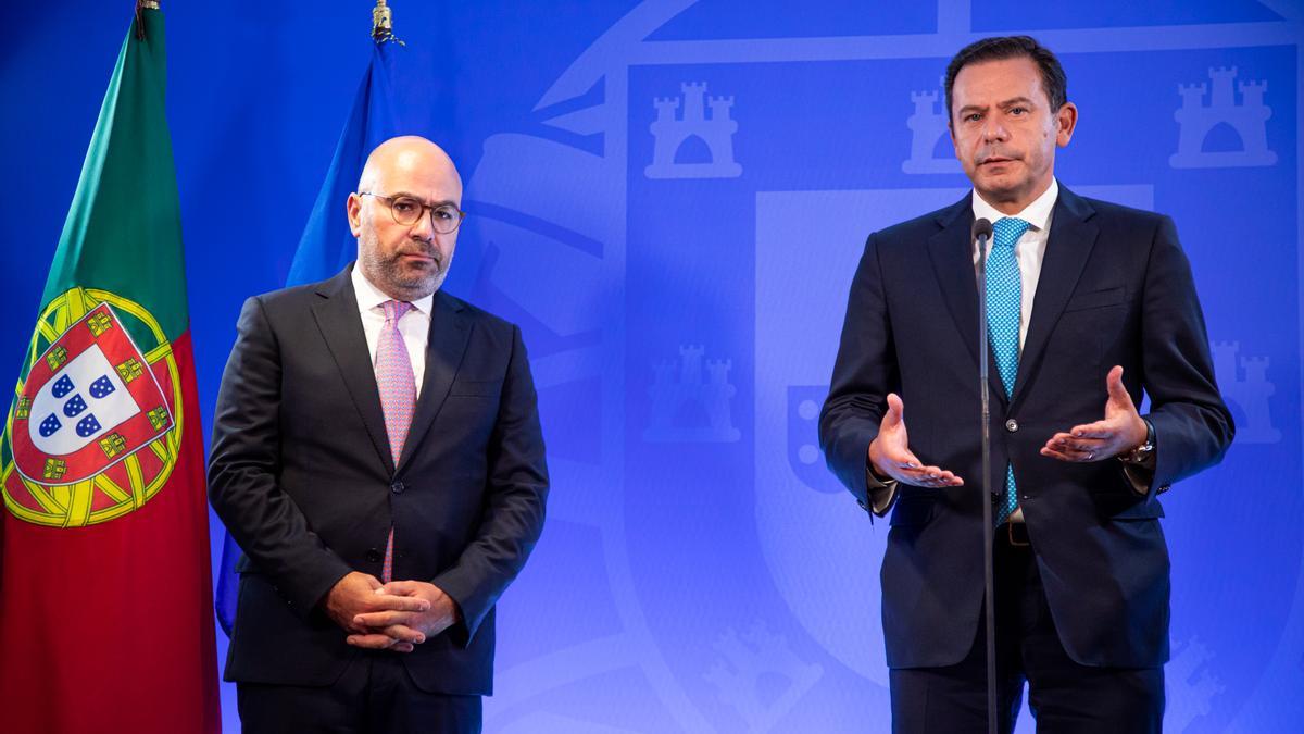 El nuevo ministro Miguel Pinto Luz y el presidente del Gobierno, Luis Montenegro, en una imagen de archivo en 2022