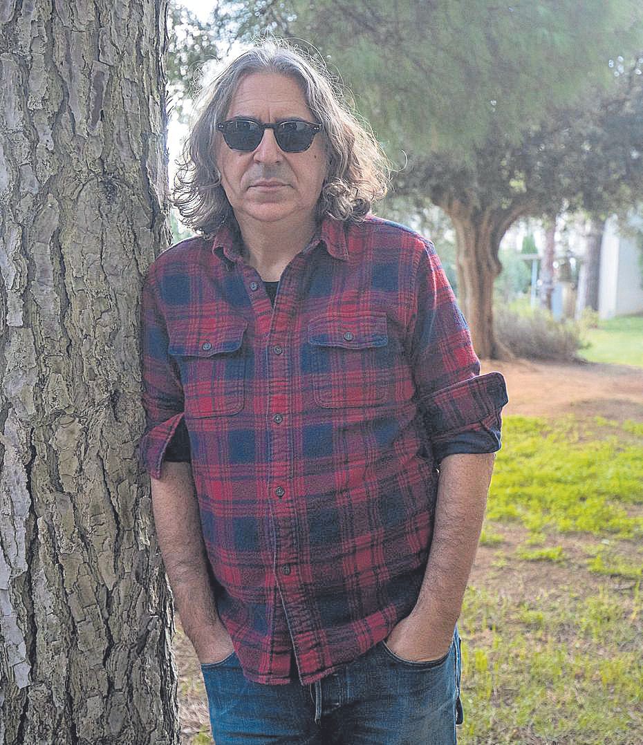 IEl músico Toni Monserrat, en los jardines de este diario.