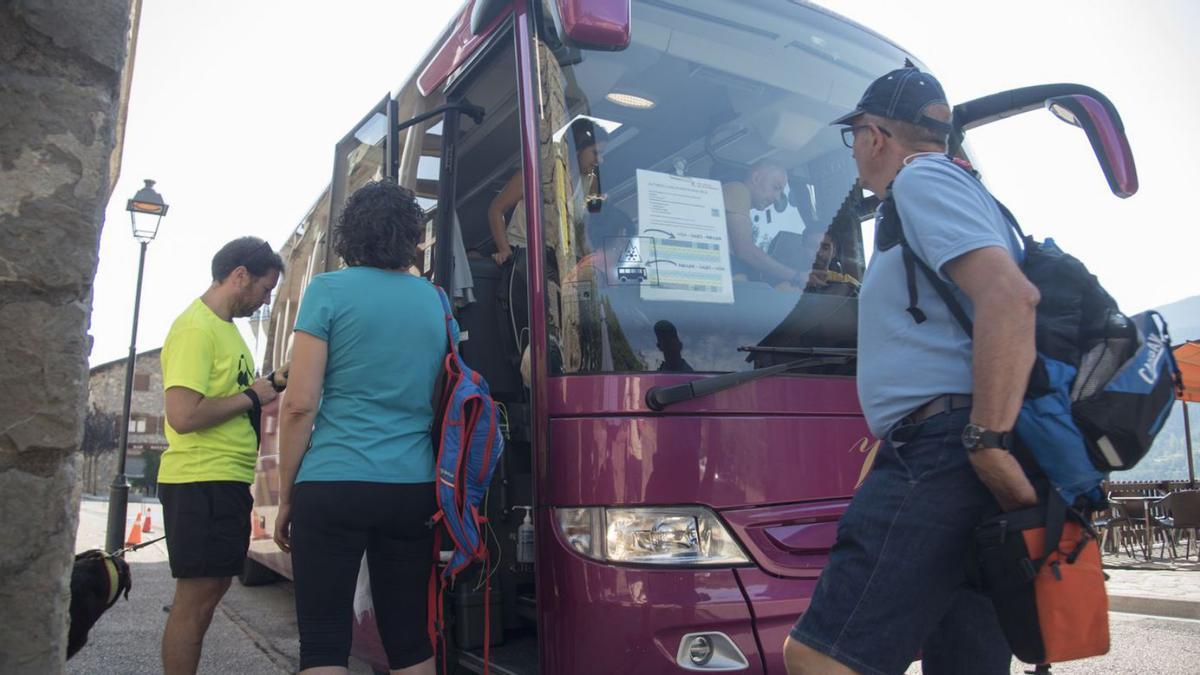 Excursionistes pujant al bus que els portarà fins al mirador de Gresolet, a Saldes | ARXIU/ALEX GUERRERO