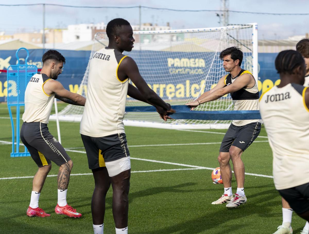 Álex Baena (i) y Gerard Moreno (d), durante el entrenamiento de ayer en la Ciudad Deportiva Llaneza.
