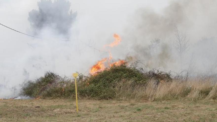 VÍDEO: Así es el espectacular incendio visible desde varios puntos del centro de Asturias