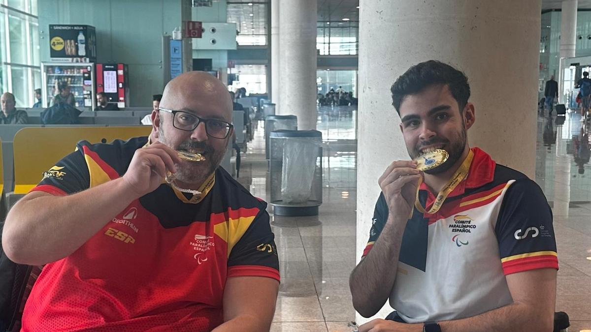 Jonay Caraballo y Raúl Vega muerden la medalla de oro conquistada en Sarajevo, Bosnia.