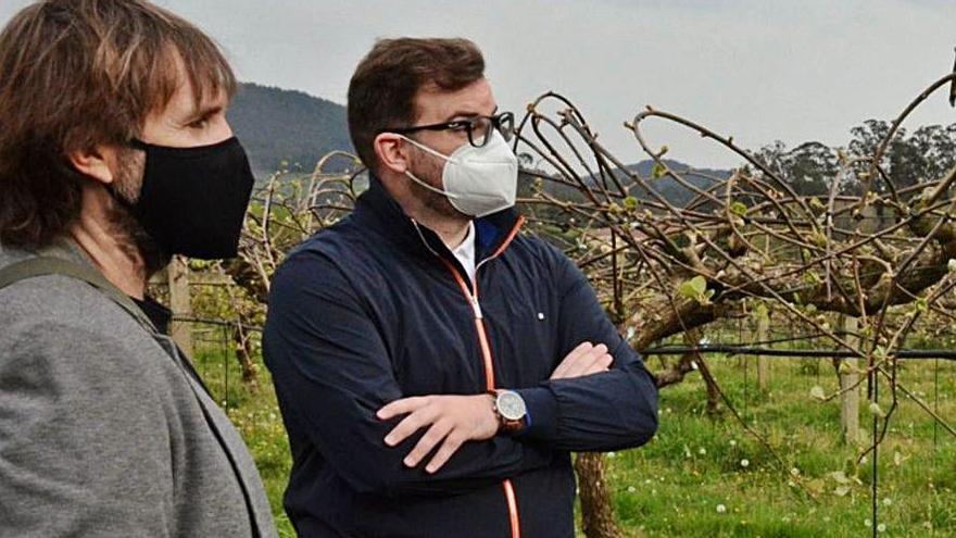 Alberto Juesas y Alejandro Lechado, ayer, en la plantación de Forcinas.  S. Arias