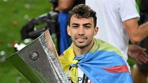 Munir levantando la copa de la Europa League con la bandera Amasigh