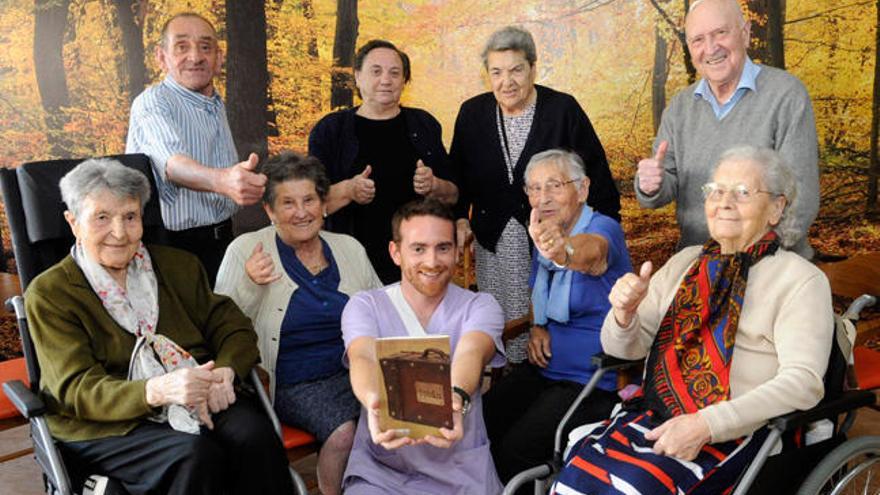 Andrés Cachón con algunos de los mayores que han participado en el libro &quot;Tobío&quot;. // Noé Parga