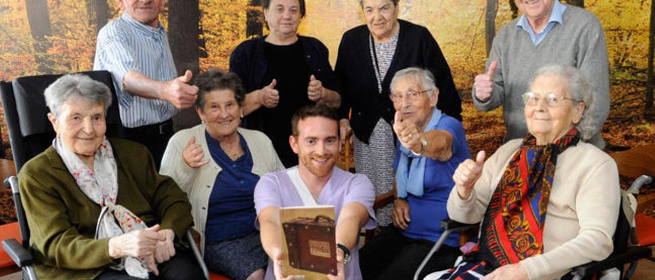 Andrés Cachón con algunos de los mayores que han participado en el libro &quot;Tobío&quot;. // Noé Parga
