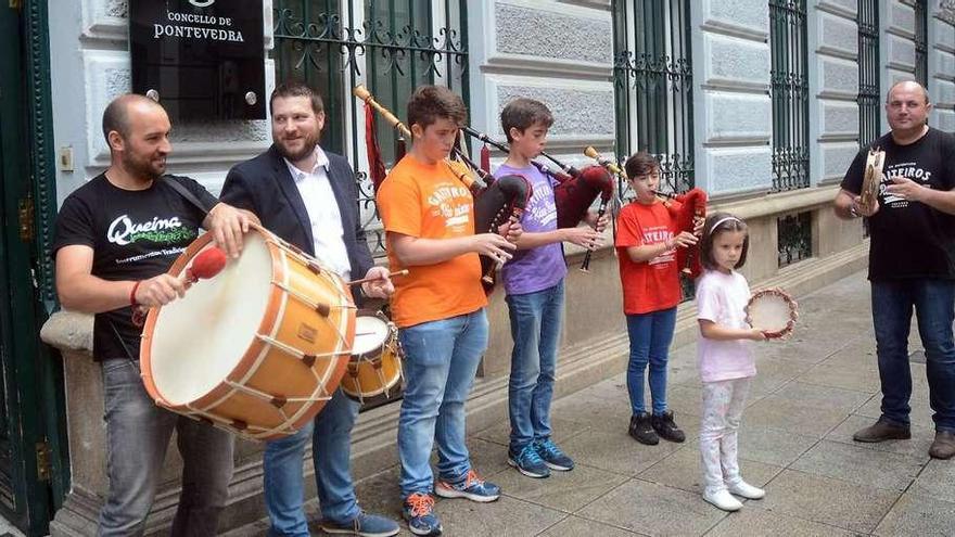 Os máis novos Gaiteiros das Rías Baixas tocan pechado en homenaxe a Ricardo Portela. // Rafa Vázquez